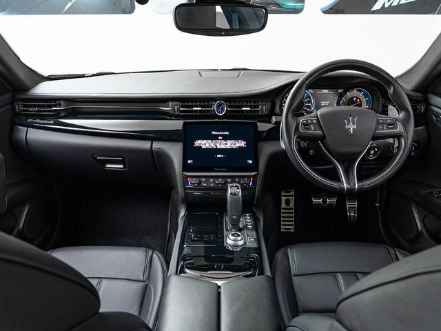 クアトロポルテ グランスポーツ　認定保証２年付　サンルーフ　２０インチペルセーオホイール（ダークフィニッシュ）　ＨａｒｍａｎＫａｒｄｏｎサウンド　３６０°サラウンドビューカメラ　フロント・リアシートヒーター　ソフトドアクロージャー（5枚目）