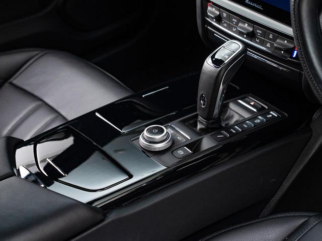 クアトロポルテ グランスポーツ　認定保証２年付　サンルーフ　２０インチペルセーオホイール（ダークフィニッシュ）　ＨａｒｍａｎＫａｒｄｏｎサウンド　３６０°サラウンドビューカメラ　フロント・リアシートヒーター　ソフトドアクロージャー（10枚目）