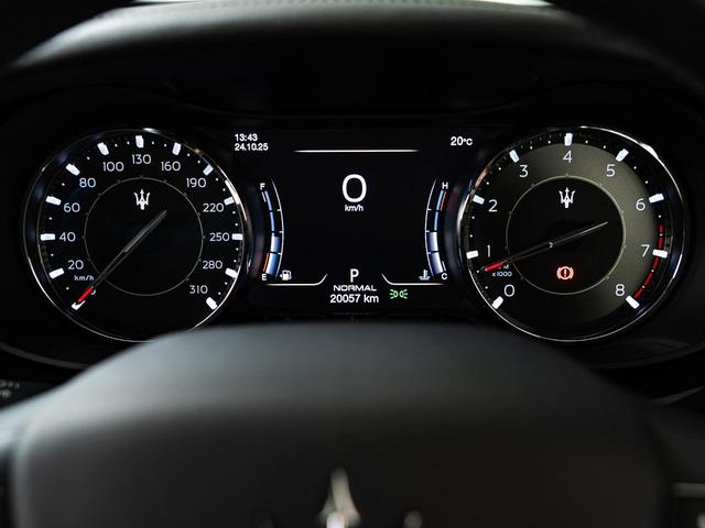 クアトロポルテ グランスポーツ　認定保証２年付　サンルーフ　２０インチペルセーオホイール（ダークフィニッシュ）　ＨａｒｍａｎＫａｒｄｏｎサウンド　３６０°サラウンドビューカメラ　フロント・リアシートヒーター　ソフトドアクロージャー（11枚目）
