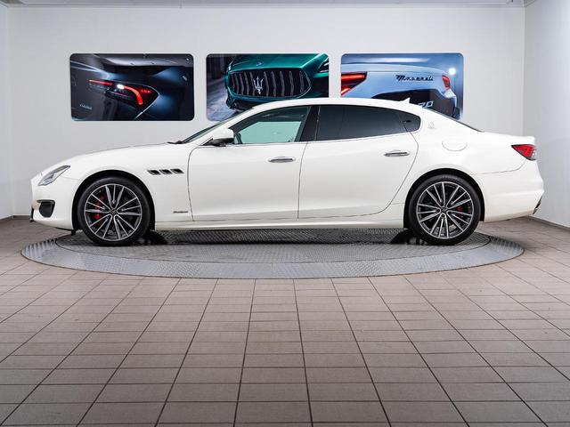 クアトロポルテ グランスポーツ　認定保証２年付　サンルーフ　２０インチペルセーオホイール（ダークフィニッシュ）　ＨａｒｍａｎＫａｒｄｏｎサウンド　３６０°サラウンドビューカメラ　フロント・リアシートヒーター　ソフトドアクロージャー（16枚目）