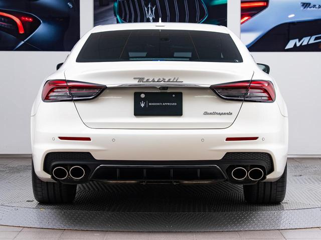 クアトロポルテ グランスポーツ　認定保証２年付　サンルーフ　２０インチペルセーオホイール（ダークフィニッシュ）　ＨａｒｍａｎＫａｒｄｏｎサウンド　３６０°サラウンドビューカメラ　フロント・リアシートヒーター　ソフトドアクロージャー（18枚目）