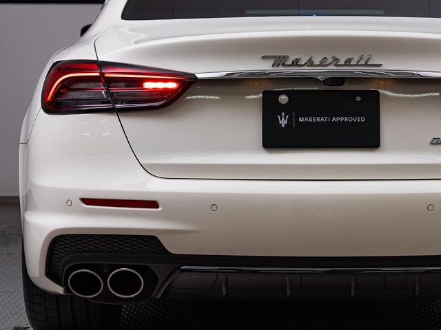 クアトロポルテ グランスポーツ　認定保証２年付　サンルーフ　２０インチペルセーオホイール（ダークフィニッシュ）　ＨａｒｍａｎＫａｒｄｏｎサウンド　３６０°サラウンドビューカメラ　フロント・リアシートヒーター　ソフトドアクロージャー（21枚目）