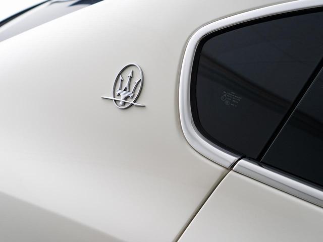 クアトロポルテ グランスポーツ　認定保証２年付　サンルーフ　２０インチペルセーオホイール（ダークフィニッシュ）　ＨａｒｍａｎＫａｒｄｏｎサウンド　３６０°サラウンドビューカメラ　フロント・リアシートヒーター　ソフトドアクロージャー（22枚目）