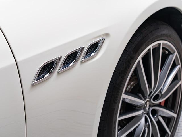 クアトロポルテ グランスポーツ　認定保証２年付　サンルーフ　２０インチペルセーオホイール（ダークフィニッシュ）　ＨａｒｍａｎＫａｒｄｏｎサウンド　３６０°サラウンドビューカメラ　フロント・リアシートヒーター　ソフトドアクロージャー（23枚目）