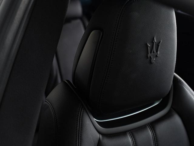 クアトロポルテ グランスポーツ　認定保証２年付　サンルーフ　２０インチペルセーオホイール（ダークフィニッシュ）　ＨａｒｍａｎＫａｒｄｏｎサウンド　３６０°サラウンドビューカメラ　フロント・リアシートヒーター　ソフトドアクロージャー（26枚目）