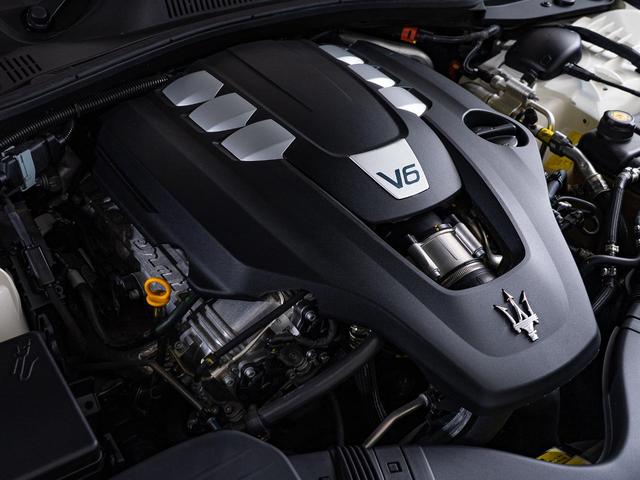 クアトロポルテ グランスポーツ　認定保証２年付　サンルーフ　２０インチペルセーオホイール（ダークフィニッシュ）　ＨａｒｍａｎＫａｒｄｏｎサウンド　３６０°サラウンドビューカメラ　フロント・リアシートヒーター　ソフトドアクロージャー（27枚目）