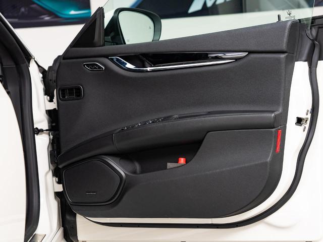 クアトロポルテ グランスポーツ　認定保証２年付　サンルーフ　２０インチペルセーオホイール（ダークフィニッシュ）　ＨａｒｍａｎＫａｒｄｏｎサウンド　３６０°サラウンドビューカメラ　フロント・リアシートヒーター　ソフトドアクロージャー（28枚目）