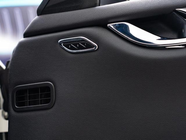 クアトロポルテ グランスポーツ　認定保証２年付　サンルーフ　２０インチペルセーオホイール（ダークフィニッシュ）　ＨａｒｍａｎＫａｒｄｏｎサウンド　３６０°サラウンドビューカメラ　フロント・リアシートヒーター　ソフトドアクロージャー（31枚目）