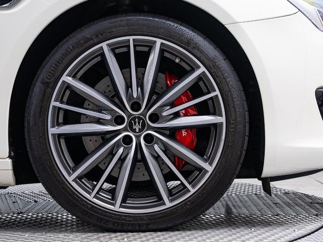 クアトロポルテ グランスポーツ　認定保証２年付　サンルーフ　２０インチペルセーオホイール（ダークフィニッシュ）　ＨａｒｍａｎＫａｒｄｏｎサウンド　３６０°サラウンドビューカメラ　フロント・リアシートヒーター　ソフトドアクロージャー（41枚目）