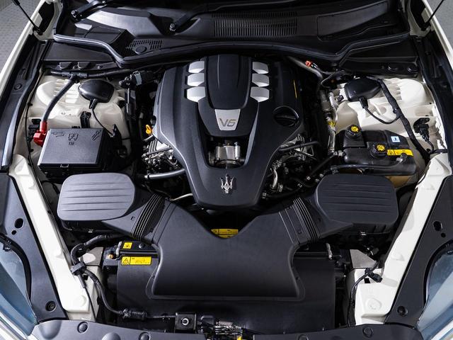 クアトロポルテ グランスポーツ　認定保証２年付　サンルーフ　２０インチペルセーオホイール（ダークフィニッシュ）　ＨａｒｍａｎＫａｒｄｏｎサウンド　３６０°サラウンドビューカメラ　フロント・リアシートヒーター　ソフトドアクロージャー（42枚目）