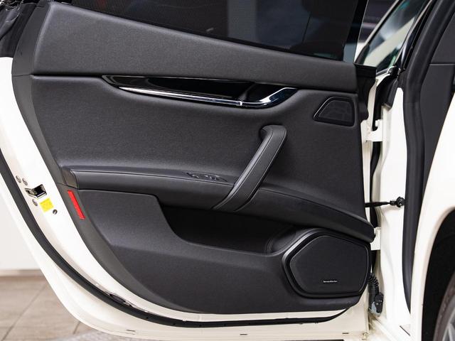 クアトロポルテ グランスポーツ　認定保証２年付　サンルーフ　２０インチペルセーオホイール（ダークフィニッシュ）　ＨａｒｍａｎＫａｒｄｏｎサウンド　３６０°サラウンドビューカメラ　フロント・リアシートヒーター　ソフトドアクロージャー（43枚目）