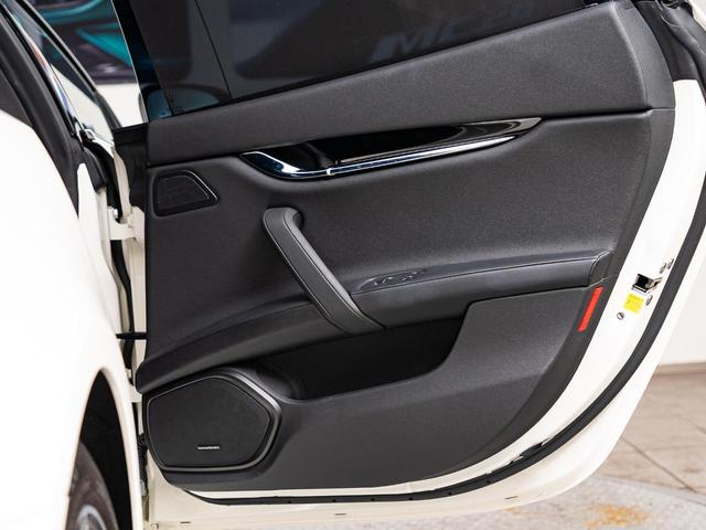 クアトロポルテ グランスポーツ　認定保証２年付　サンルーフ　２０インチペルセーオホイール（ダークフィニッシュ）　ＨａｒｍａｎＫａｒｄｏｎサウンド　３６０°サラウンドビューカメラ　フロント・リアシートヒーター　ソフトドアクロージャー（45枚目）