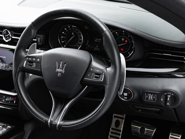 クアトロポルテ グランスポーツ　認定保証２年付　サンルーフ　２０インチペルセーオホイール（ダークフィニッシュ）　ＨａｒｍａｎＫａｒｄｏｎサウンド　３６０°サラウンドビューカメラ　フロント・リアシートヒーター　ソフトドアクロージャー（58枚目）