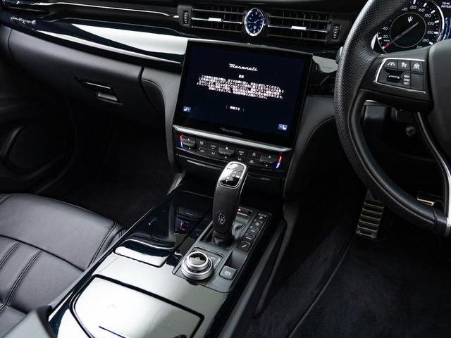 クアトロポルテ グランスポーツ　認定保証２年付　サンルーフ　２０インチペルセーオホイール（ダークフィニッシュ）　ＨａｒｍａｎＫａｒｄｏｎサウンド　３６０°サラウンドビューカメラ　フロント・リアシートヒーター　ソフトドアクロージャー（59枚目）