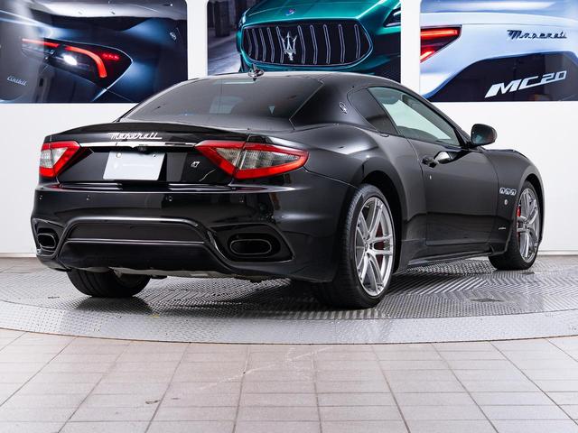 グラントゥーリズモ スポーツ　認定保証１年付　カーボンダッシュボード＆ドアパネルトリム　メタリックペイント　ダッシュボード＆リアシェルフカラードレザー　ブラックルックヘッドライト　ヘッドレストトライデントステッチ　レッドキャリパー（4枚目）