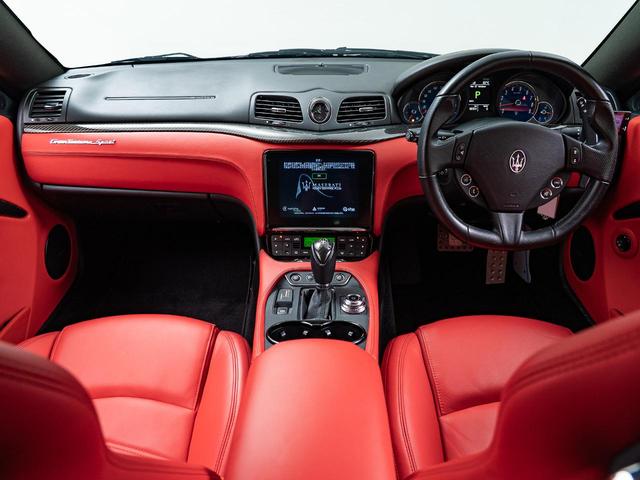 グラントゥーリズモ スポーツ　認定保証１年付　カーボンダッシュボード＆ドアパネルトリム　メタリックペイント　ダッシュボード＆リアシェルフカラードレザー　ブラックルックヘッドライト　ヘッドレストトライデントステッチ　レッドキャリパー（5枚目）