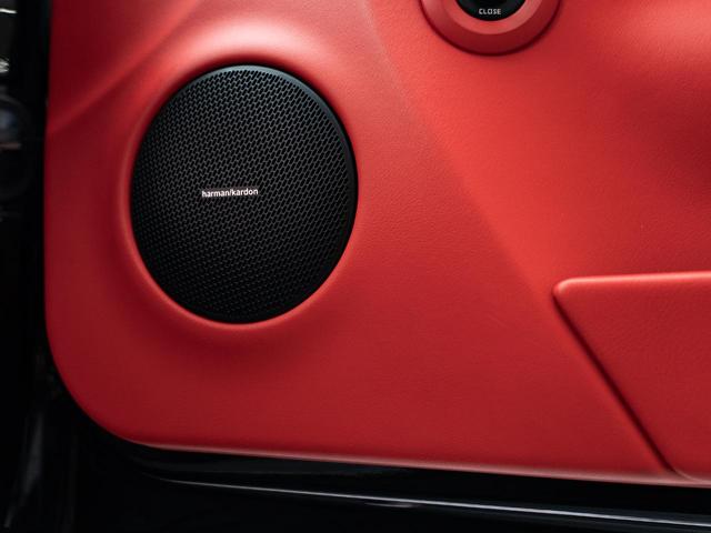 グラントゥーリズモ スポーツ　認定保証１年付　カーボンダッシュボード＆ドアパネルトリム　メタリックペイント　ダッシュボード＆リアシェルフカラードレザー　ブラックルックヘッドライト　ヘッドレストトライデントステッチ　レッドキャリパー（6枚目）