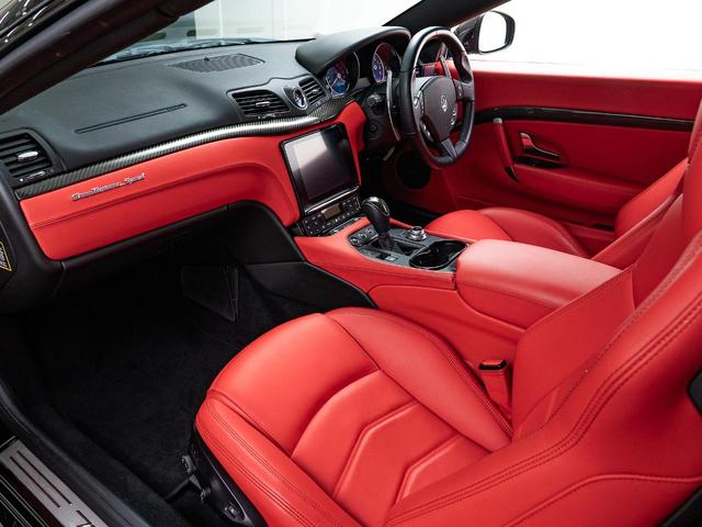 グラントゥーリズモ スポーツ　認定保証１年付　カーボンダッシュボード＆ドアパネルトリム　メタリックペイント　ダッシュボード＆リアシェルフカラードレザー　ブラックルックヘッドライト　ヘッドレストトライデントステッチ　レッドキャリパー（7枚目）