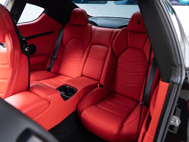 グラントゥーリズモ スポーツ　認定保証１年付　カーボンダッシュボード＆ドアパネルトリム　メタリックペイント　ダッシュボード＆リアシェルフカラードレザー　ブラックルックヘッドライト　ヘッドレストトライデントステッチ　レッドキャリパー（8枚目）