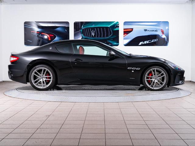 グラントゥーリズモ スポーツ　認定保証１年付　カーボンダッシュボード＆ドアパネルトリム　メタリックペイント　ダッシュボード＆リアシェルフカラードレザー　ブラックルックヘッドライト　ヘッドレストトライデントステッチ　レッドキャリパー（14枚目）