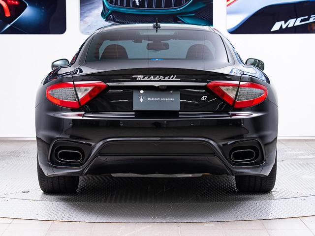 グラントゥーリズモ スポーツ　認定保証１年付　カーボンダッシュボード＆ドアパネルトリム　メタリックペイント　ダッシュボード＆リアシェルフカラードレザー　ブラックルックヘッドライト　ヘッドレストトライデントステッチ　レッドキャリパー（17枚目）