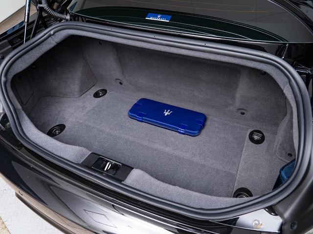 グラントゥーリズモ スポーツ　認定保証１年付　カーボンダッシュボード＆ドアパネルトリム　メタリックペイント　ダッシュボード＆リアシェルフカラードレザー　ブラックルックヘッドライト　ヘッドレストトライデントステッチ　レッドキャリパー（18枚目）