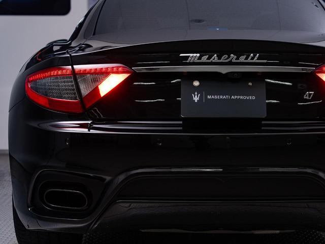 グラントゥーリズモ スポーツ　認定保証１年付　カーボンダッシュボード＆ドアパネルトリム　メタリックペイント　ダッシュボード＆リアシェルフカラードレザー　ブラックルックヘッドライト　ヘッドレストトライデントステッチ　レッドキャリパー（20枚目）