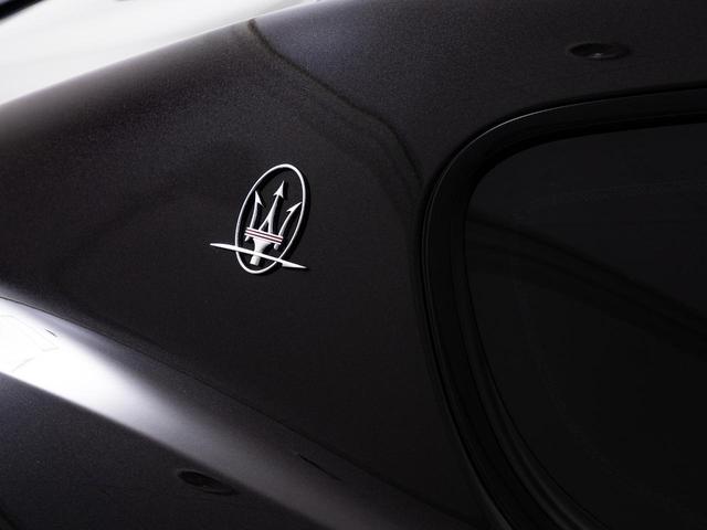 グラントゥーリズモ スポーツ　認定保証１年付　カーボンダッシュボード＆ドアパネルトリム　メタリックペイント　ダッシュボード＆リアシェルフカラードレザー　ブラックルックヘッドライト　ヘッドレストトライデントステッチ　レッドキャリパー（21枚目）