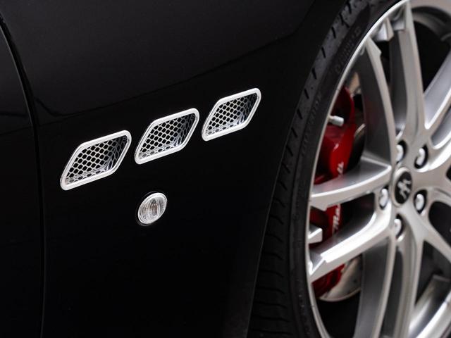 グラントゥーリズモ スポーツ　認定保証１年付　カーボンダッシュボード＆ドアパネルトリム　メタリックペイント　ダッシュボード＆リアシェルフカラードレザー　ブラックルックヘッドライト　ヘッドレストトライデントステッチ　レッドキャリパー（22枚目）