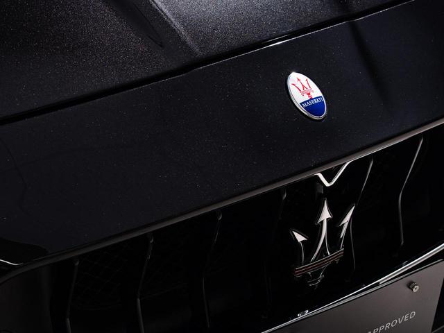 グラントゥーリズモ スポーツ　認定保証１年付　カーボンダッシュボード＆ドアパネルトリム　メタリックペイント　ダッシュボード＆リアシェルフカラードレザー　ブラックルックヘッドライト　ヘッドレストトライデントステッチ　レッドキャリパー（24枚目）