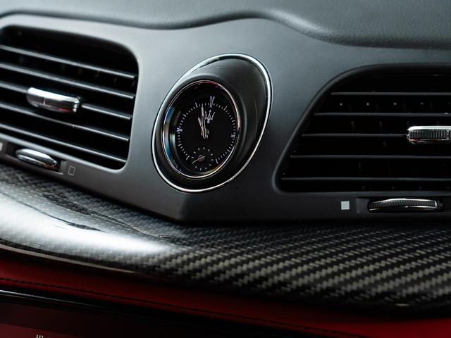 グラントゥーリズモ スポーツ　認定保証１年付　カーボンダッシュボード＆ドアパネルトリム　メタリックペイント　ダッシュボード＆リアシェルフカラードレザー　ブラックルックヘッドライト　ヘッドレストトライデントステッチ　レッドキャリパー（25枚目）