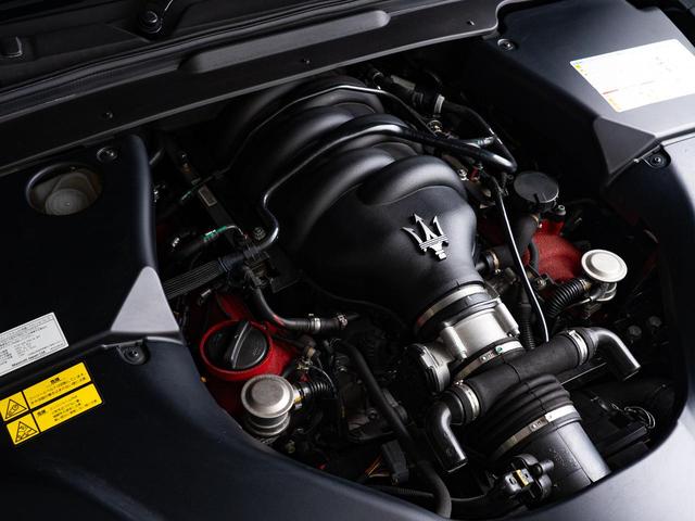 グラントゥーリズモ スポーツ　認定保証１年付　カーボンダッシュボード＆ドアパネルトリム　メタリックペイント　ダッシュボード＆リアシェルフカラードレザー　ブラックルックヘッドライト　ヘッドレストトライデントステッチ　レッドキャリパー（27枚目）