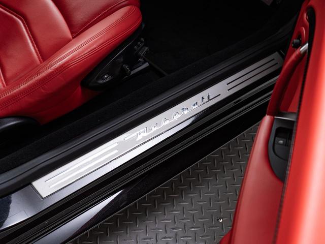 グラントゥーリズモ スポーツ　認定保証１年付　カーボンダッシュボード＆ドアパネルトリム　メタリックペイント　ダッシュボード＆リアシェルフカラードレザー　ブラックルックヘッドライト　ヘッドレストトライデントステッチ　レッドキャリパー（28枚目）