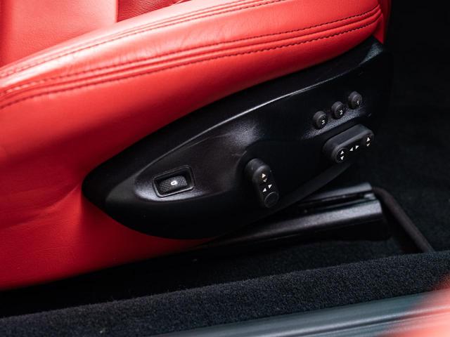 グラントゥーリズモ スポーツ　認定保証１年付　カーボンダッシュボード＆ドアパネルトリム　メタリックペイント　ダッシュボード＆リアシェルフカラードレザー　ブラックルックヘッドライト　ヘッドレストトライデントステッチ　レッドキャリパー（29枚目）