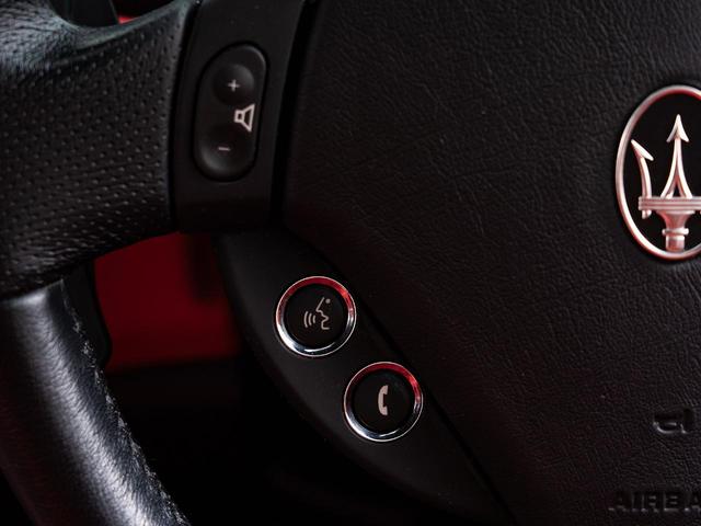 グラントゥーリズモ スポーツ　認定保証１年付　カーボンダッシュボード＆ドアパネルトリム　メタリックペイント　ダッシュボード＆リアシェルフカラードレザー　ブラックルックヘッドライト　ヘッドレストトライデントステッチ　レッドキャリパー（30枚目）