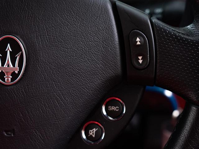 グラントゥーリズモ スポーツ　認定保証１年付　カーボンダッシュボード＆ドアパネルトリム　メタリックペイント　ダッシュボード＆リアシェルフカラードレザー　ブラックルックヘッドライト　ヘッドレストトライデントステッチ　レッドキャリパー（31枚目）