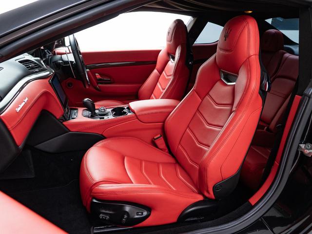 グラントゥーリズモ スポーツ　認定保証１年付　カーボンダッシュボード＆ドアパネルトリム　メタリックペイント　ダッシュボード＆リアシェルフカラードレザー　ブラックルックヘッドライト　ヘッドレストトライデントステッチ　レッドキャリパー（41枚目）