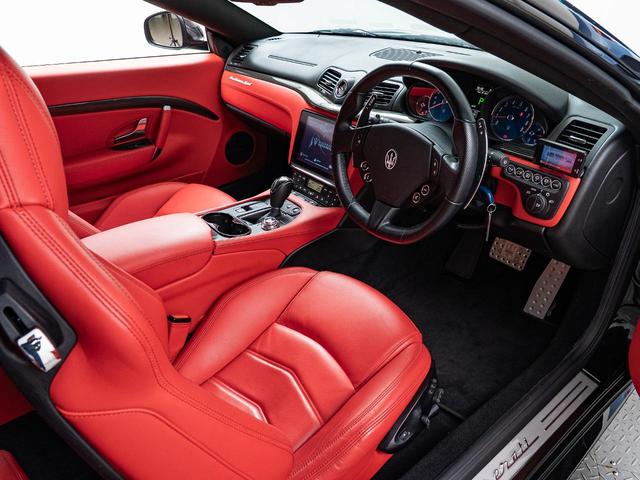 グラントゥーリズモ スポーツ　認定保証１年付　カーボンダッシュボード＆ドアパネルトリム　メタリックペイント　ダッシュボード＆リアシェルフカラードレザー　ブラックルックヘッドライト　ヘッドレストトライデントステッチ　レッドキャリパー（43枚目）