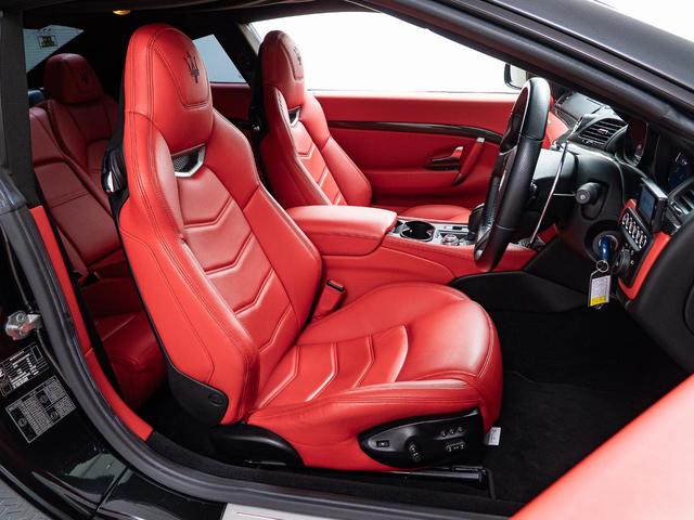 グラントゥーリズモ スポーツ　認定保証１年付　カーボンダッシュボード＆ドアパネルトリム　メタリックペイント　ダッシュボード＆リアシェルフカラードレザー　ブラックルックヘッドライト　ヘッドレストトライデントステッチ　レッドキャリパー（44枚目）