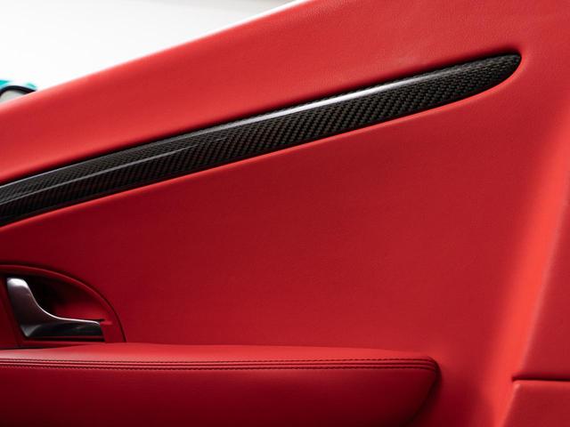 グラントゥーリズモ スポーツ　認定保証１年付　カーボンダッシュボード＆ドアパネルトリム　メタリックペイント　ダッシュボード＆リアシェルフカラードレザー　ブラックルックヘッドライト　ヘッドレストトライデントステッチ　レッドキャリパー（45枚目）