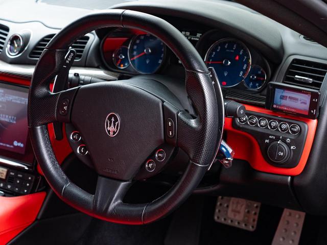 グラントゥーリズモ スポーツ　認定保証１年付　カーボンダッシュボード＆ドアパネルトリム　メタリックペイント　ダッシュボード＆リアシェルフカラードレザー　ブラックルックヘッドライト　ヘッドレストトライデントステッチ　レッドキャリパー（46枚目）