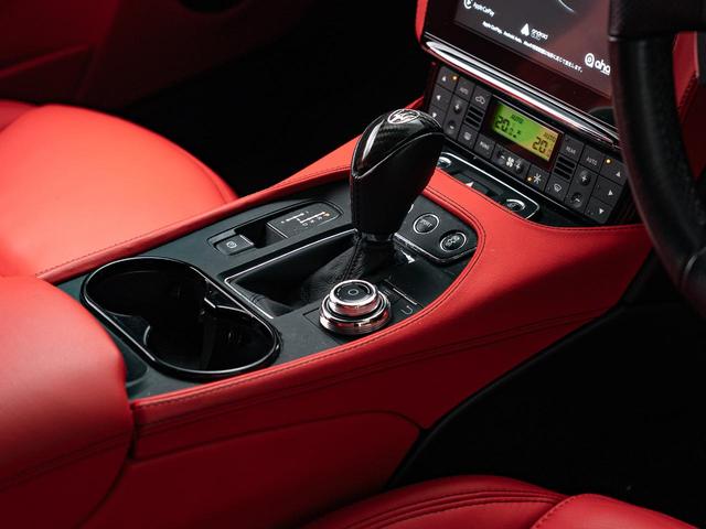 グラントゥーリズモ スポーツ　認定保証１年付　カーボンダッシュボード＆ドアパネルトリム　メタリックペイント　ダッシュボード＆リアシェルフカラードレザー　ブラックルックヘッドライト　ヘッドレストトライデントステッチ　レッドキャリパー（47枚目）