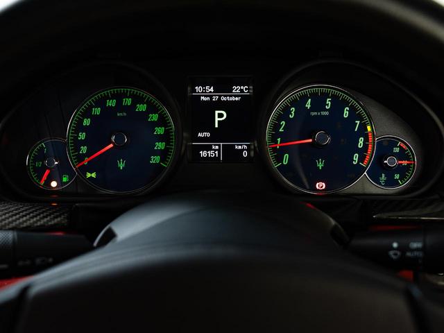 グラントゥーリズモ スポーツ　認定保証１年付　カーボンダッシュボード＆ドアパネルトリム　メタリックペイント　ダッシュボード＆リアシェルフカラードレザー　ブラックルックヘッドライト　ヘッドレストトライデントステッチ　レッドキャリパー（48枚目）