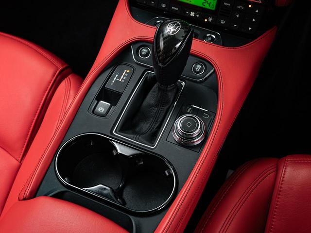 グラントゥーリズモ スポーツ　認定保証１年付　カーボンダッシュボード＆ドアパネルトリム　メタリックペイント　ダッシュボード＆リアシェルフカラードレザー　ブラックルックヘッドライト　ヘッドレストトライデントステッチ　レッドキャリパー（50枚目）