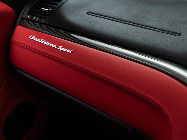 グラントゥーリズモ スポーツ　認定保証１年付　カーボンダッシュボード＆ドアパネルトリム　メタリックペイント　ダッシュボード＆リアシェルフカラードレザー　ブラックルックヘッドライト　ヘッドレストトライデントステッチ　レッドキャリパー（53枚目）