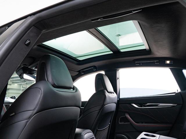 レヴァンテ グランスポーツ 認定保証2年付 サンルーフ フルプレミアムレザー 20インチアレスダークミロンホイール フロントリアシートヒーター harman/kardonサウンド ヘッドレストトライデントステッチ(6枚目)