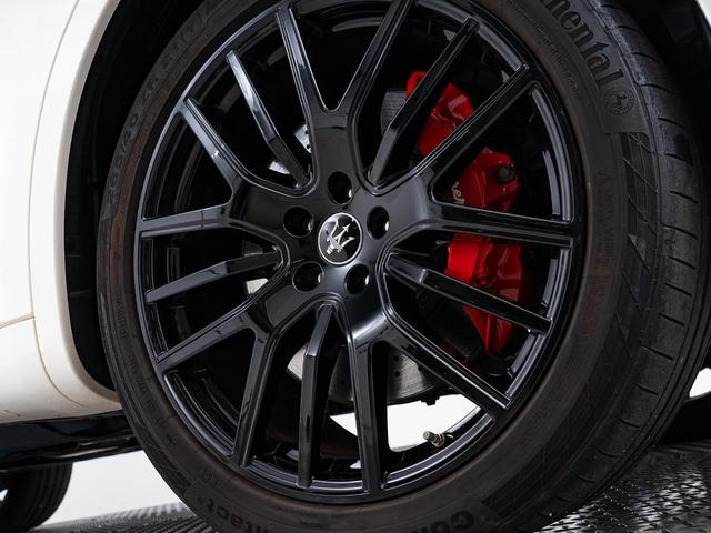 レヴァンテ グランスポーツ 認定保証2年付 サンルーフ フルプレミアムレザー 20インチアレスダークミロンホイール フロントリアシートヒーター harman/kardonサウンド ヘッドレストトライデントステッチ(9枚目)