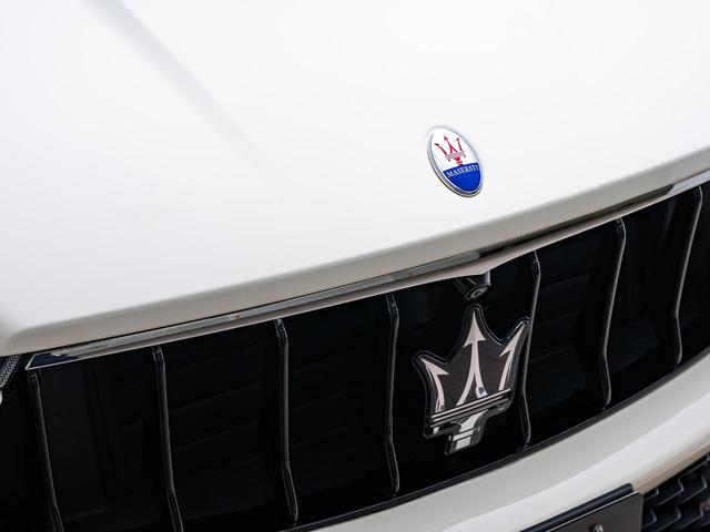 レヴァンテ グランスポーツ 認定保証2年付 サンルーフ フルプレミアムレザー 20インチアレスダークミロンホイール フロントリアシートヒーター harman/kardonサウンド ヘッドレストトライデントステッチ(26枚目)