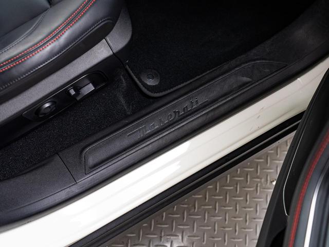 レヴァンテ グランスポーツ 認定保証2年付 サンルーフ フルプレミアムレザー 20インチアレスダークミロンホイール フロントリアシートヒーター harman/kardonサウンド ヘッドレストトライデントステッチ(35枚目)