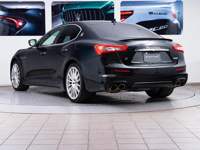 ギブリ リベッレ 認定保証2年付 国内限定30台 インテリアカーボンPKG ドライバーアシスタンスPKG フルカーボンキット サンルーフ ドリルドフルプレミアムレザー アルカンタラヘッドライニング B&Wサウンド(4枚目)